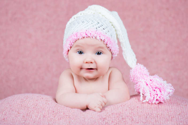 戴着粉色帽子的婴儿