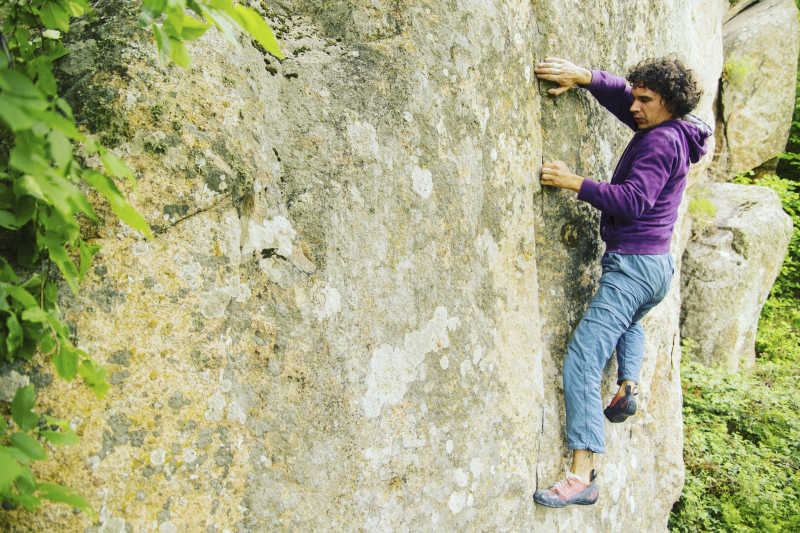 一个勇敢进行极限运动攀岩的西方年轻人