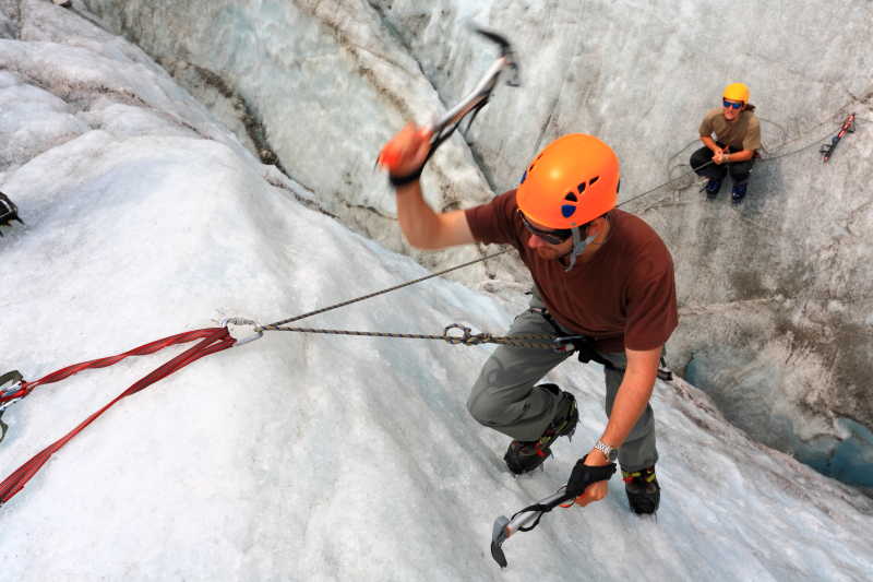 天气晴朗的山顶上的两个人正在登山的登山者