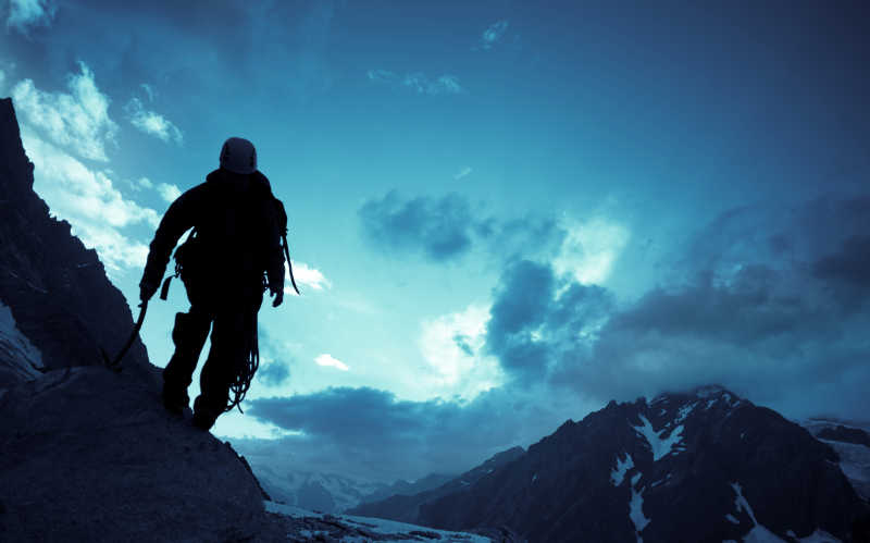 正在进行极限挑战攀岩挑战的虚化的人