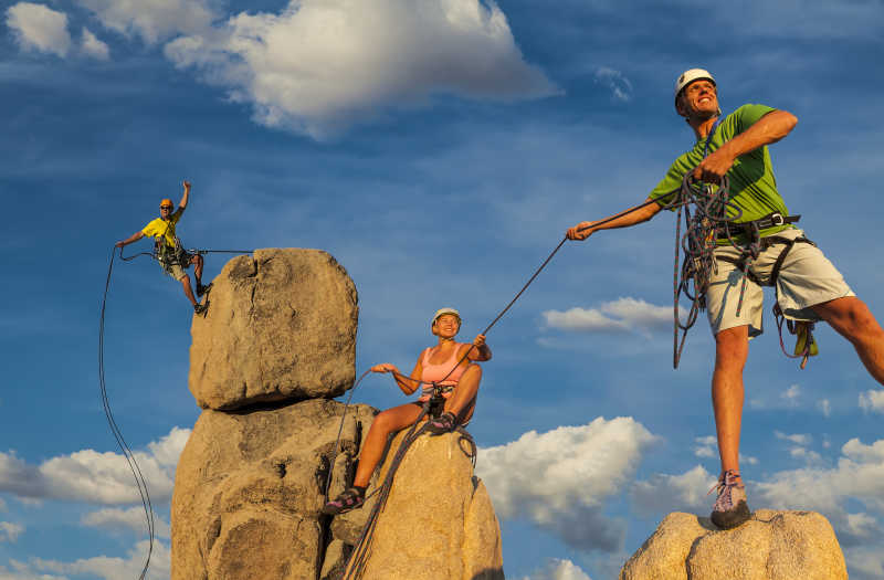 登上挑战攀登高峰的丈夫和妻子登山队