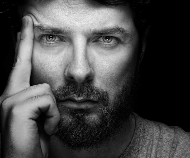 黑色背景下英俊自信中年男子的黑色肖像