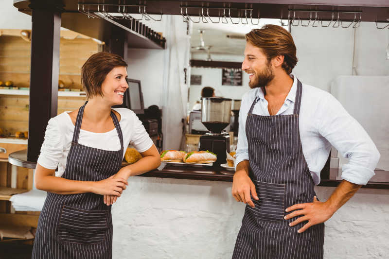 快乐营业员在柜台聊天