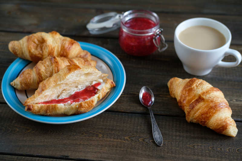 牛角包果酱咖啡棕色木桌