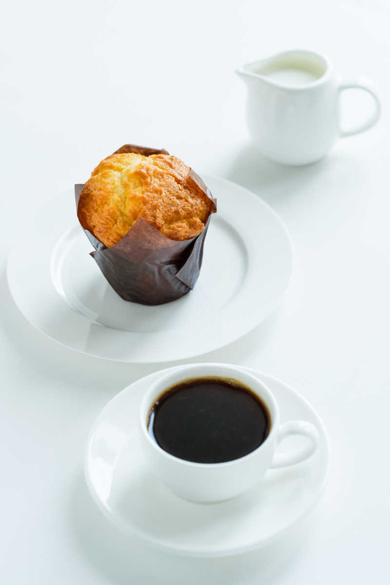 咖啡加牛奶和松饼