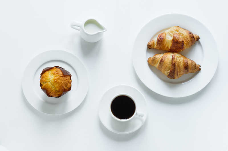松饼和羊角面包加牛奶咖啡