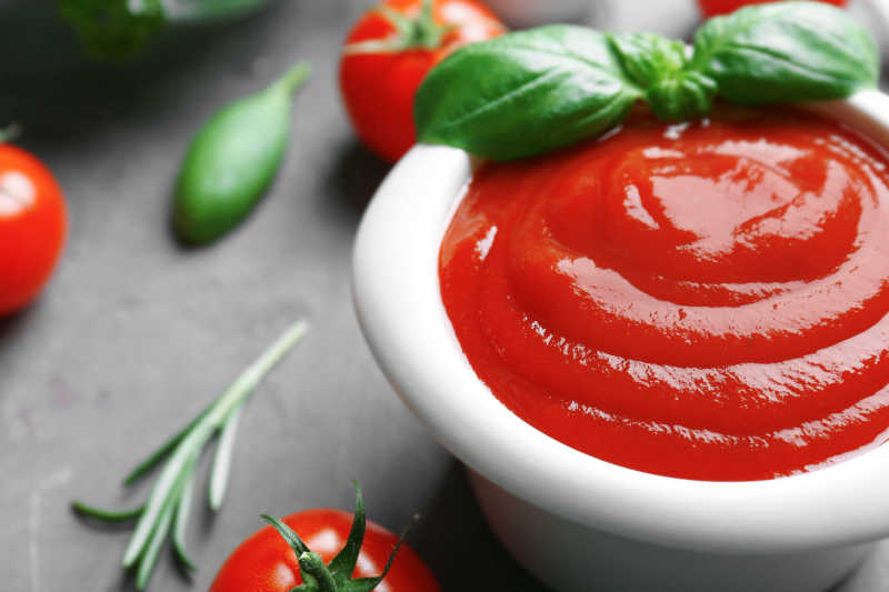 一碗美味的有机食品番茄酱