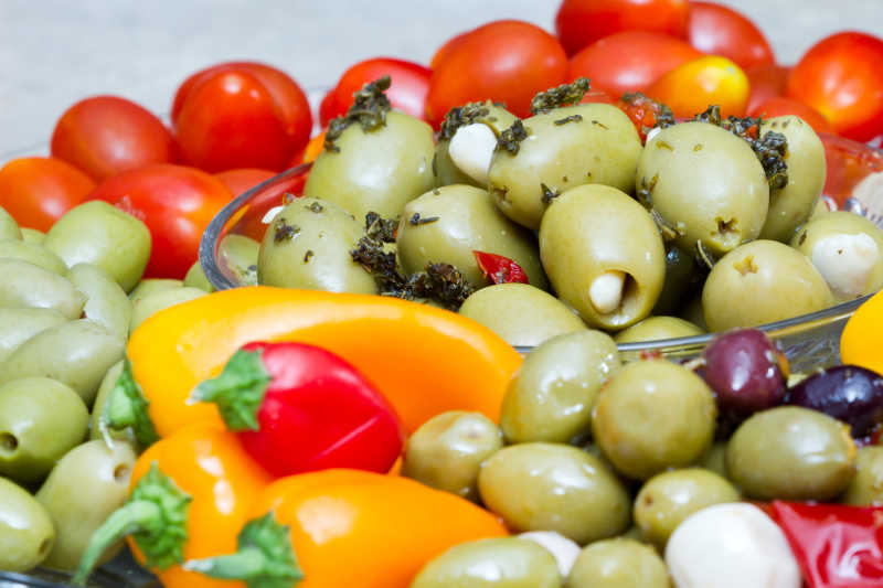 各种各样的美味橄榄和甜椒