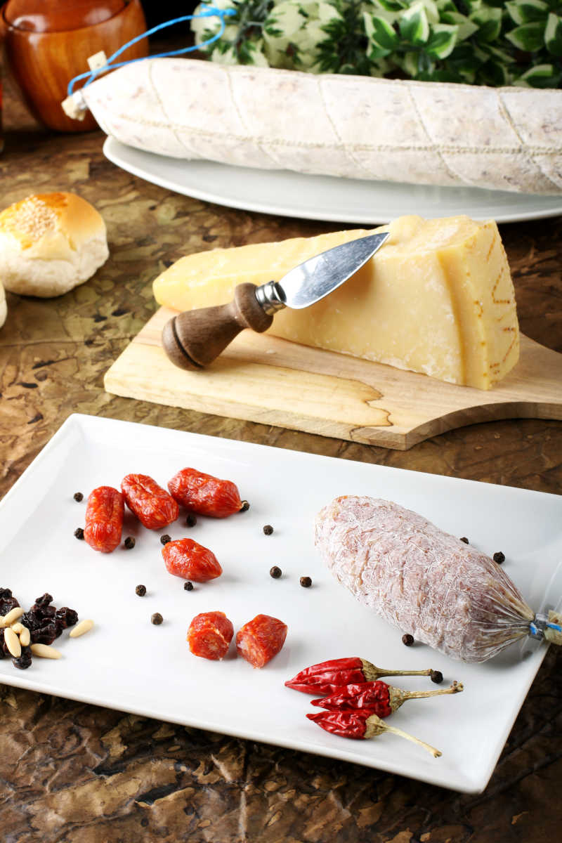 美味的辣香肠面包和奶酪