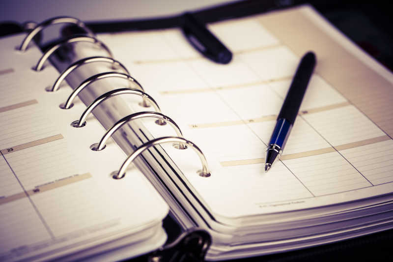 在笔记本上制定计划