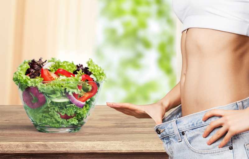 吃完减肥蔬菜后的女人