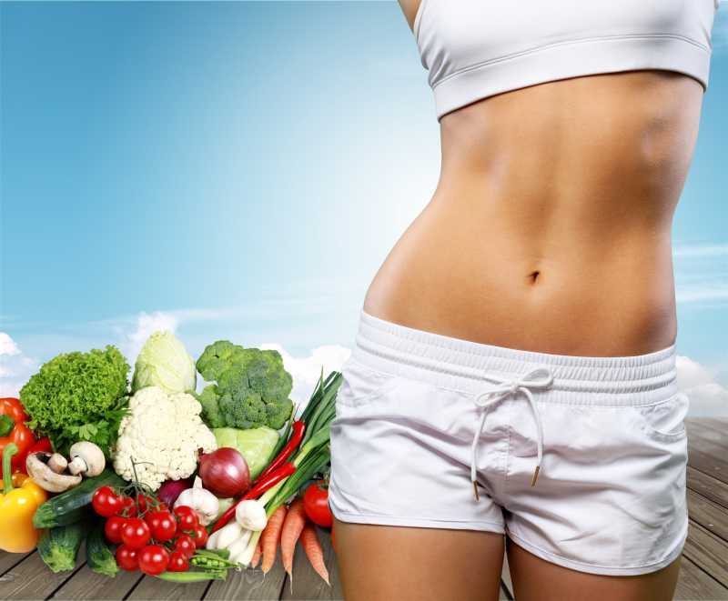 女子身后的减肥食物