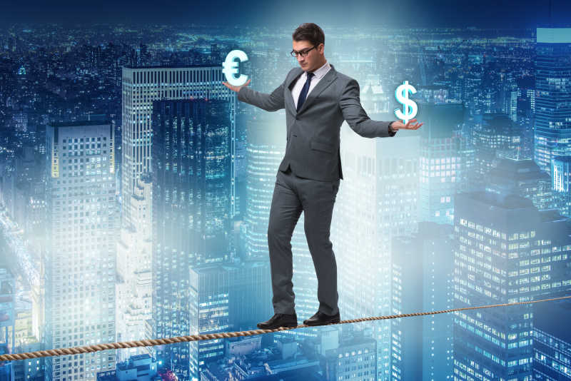 商人在选择美元和欧元之间的平衡