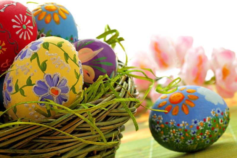 手绘美丽多彩复活节彩蛋在柳条篮子里