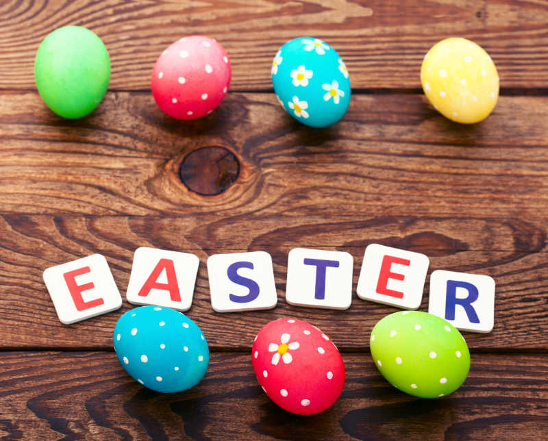 木板上的复活节彩蛋