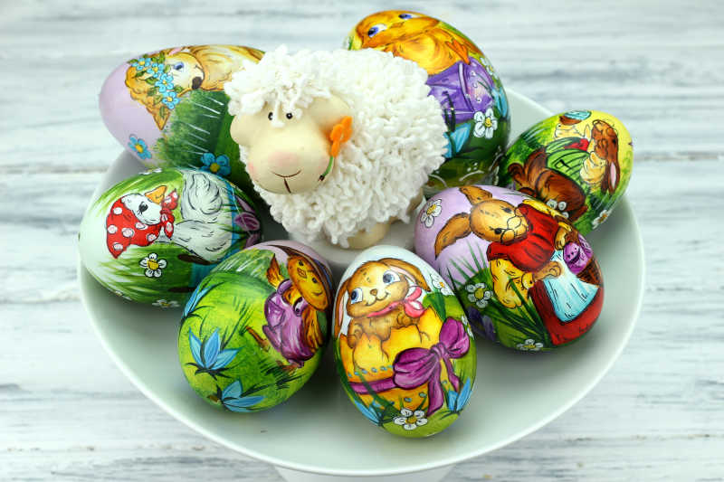 复活节彩蛋和羊绒娃娃