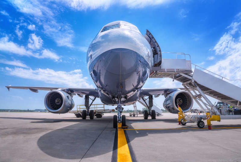 在跑道上停着的飞机