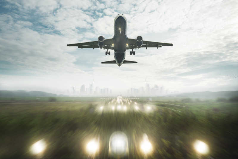 机场客机在跑道上起飞