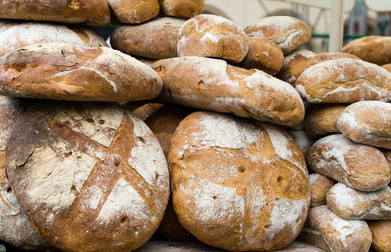 市场上的一堆新鲜面包