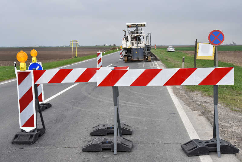 正在修路的工程车
