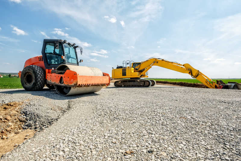 正在施工的压路机和挖土机