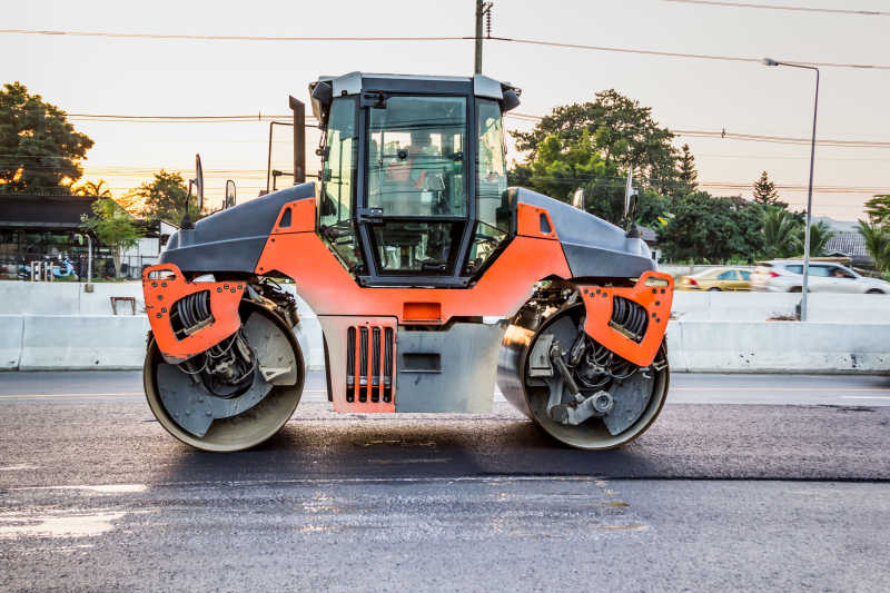 一辆施工的压路机