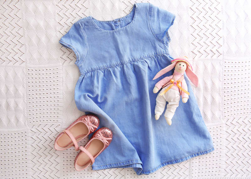 织物背景的女孩婴儿服装