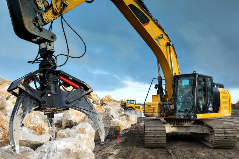 正在进行工作的抓石头起重机