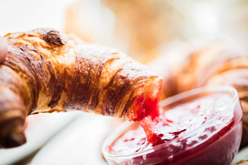 蘸酱的牛角面包