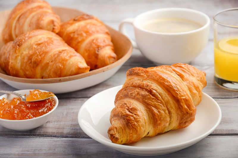 盘子里的牛角面包