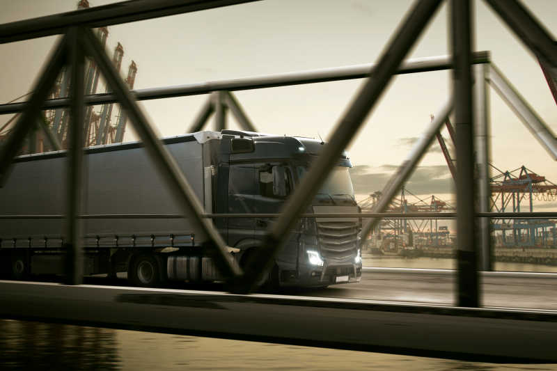 开着大灯的卡车