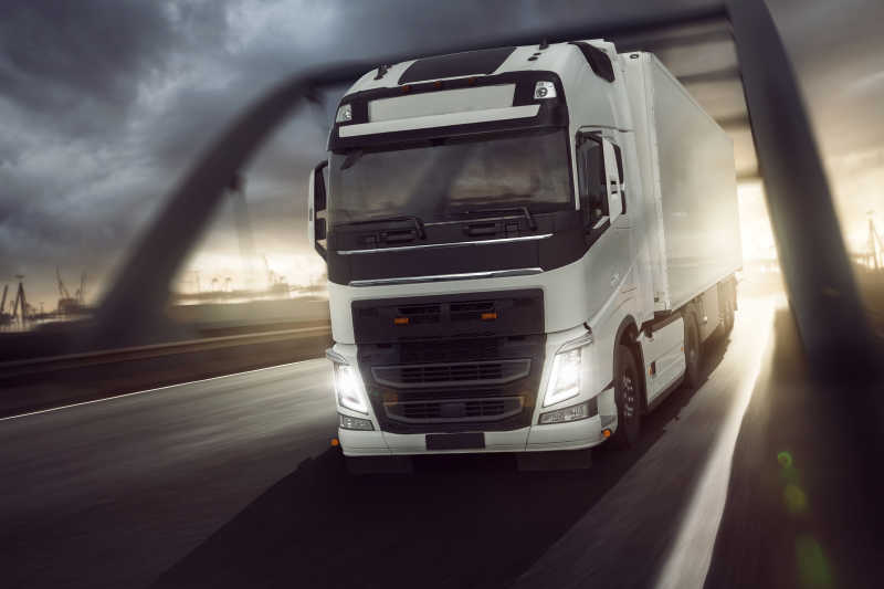 行驶中的白色卡车