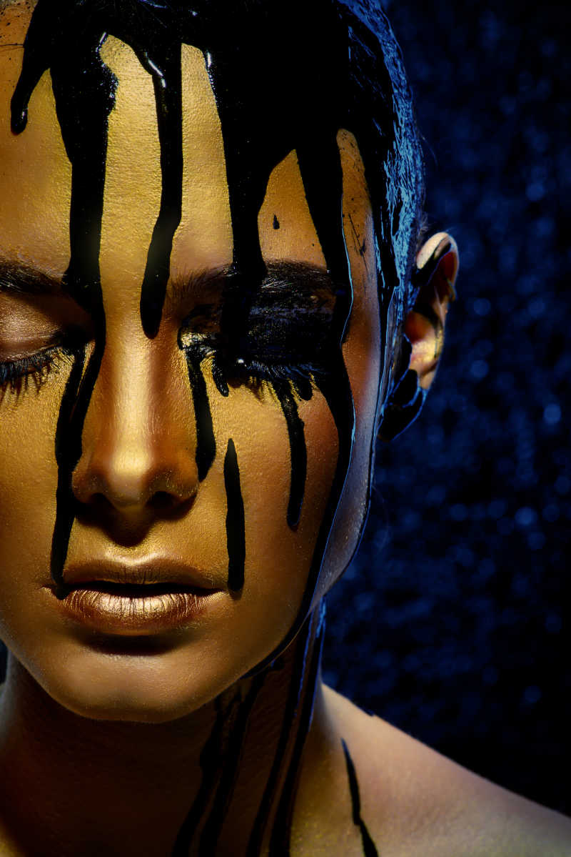 黑油或化妆品倒在脸上特写