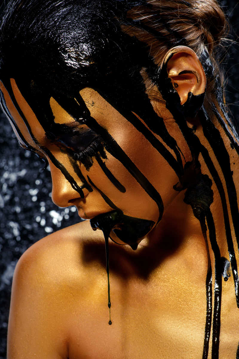 高挑时尚的化妆品化妆挑衅