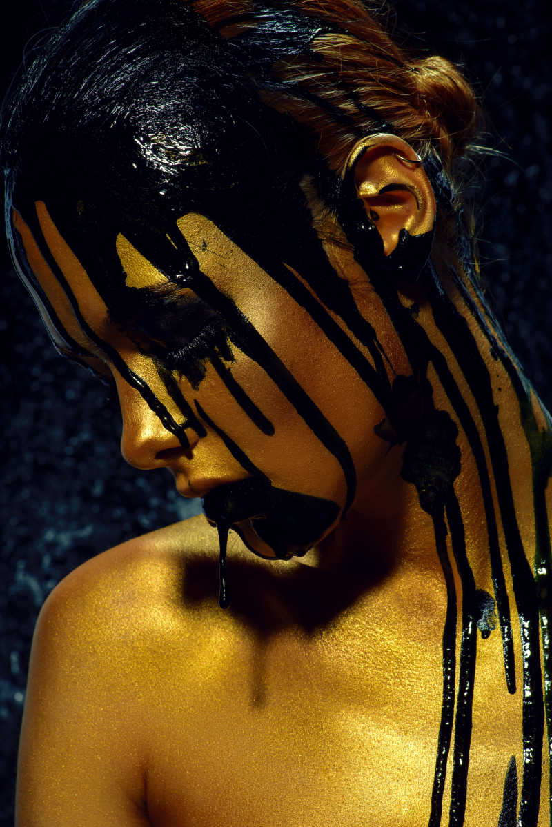 金色人体艺术化妆美女