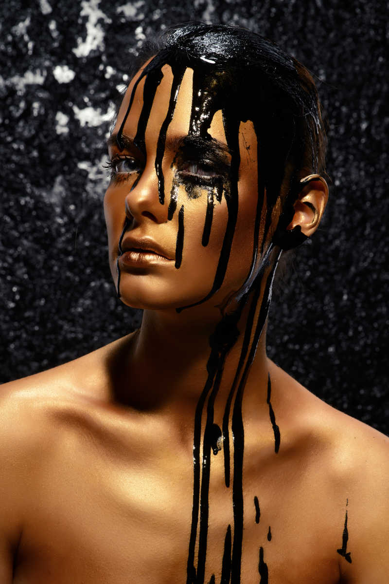 头上淋着石油的美女