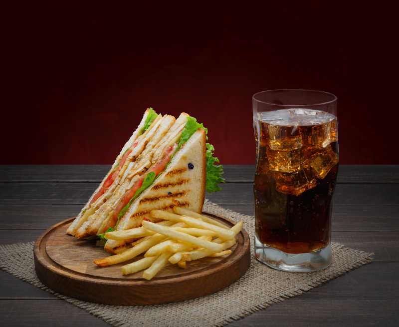 三明治薯条和可乐饮料快餐