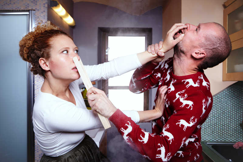 打架僵持的夫妻