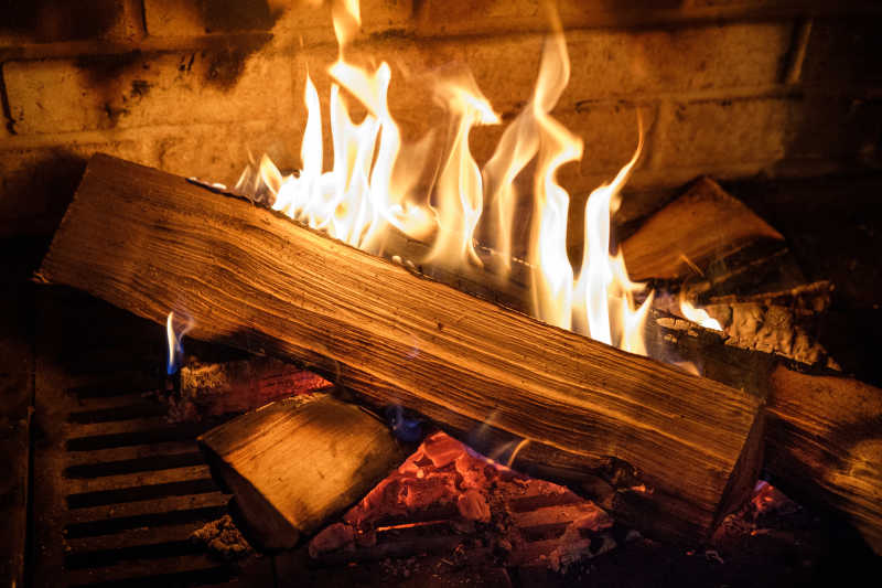 被火点燃的木材