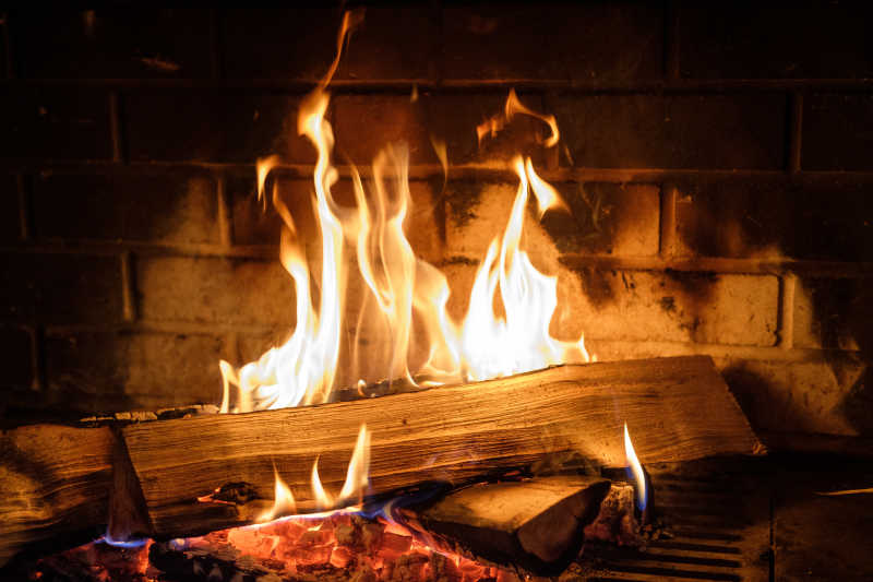 火焰在壁炉中燃烧