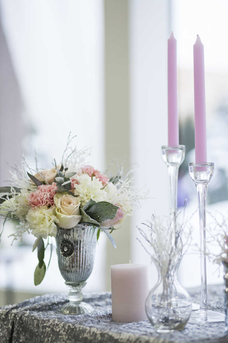 布置浪漫的婚礼餐桌