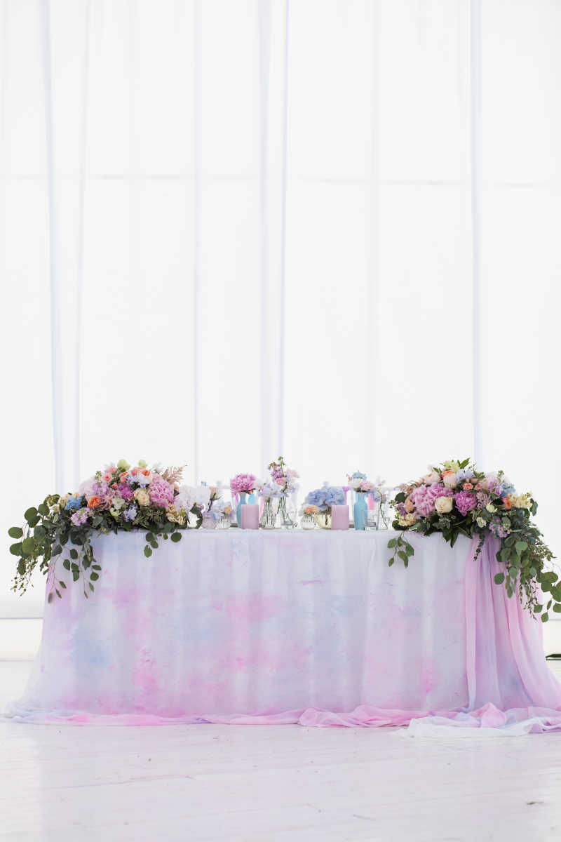 用鲜花来装饰的婚礼接待桌