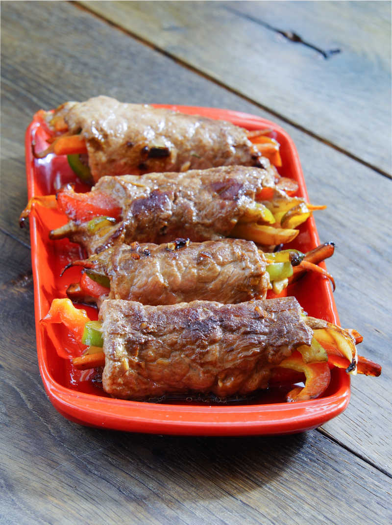 包裹着甜椒的肉卷