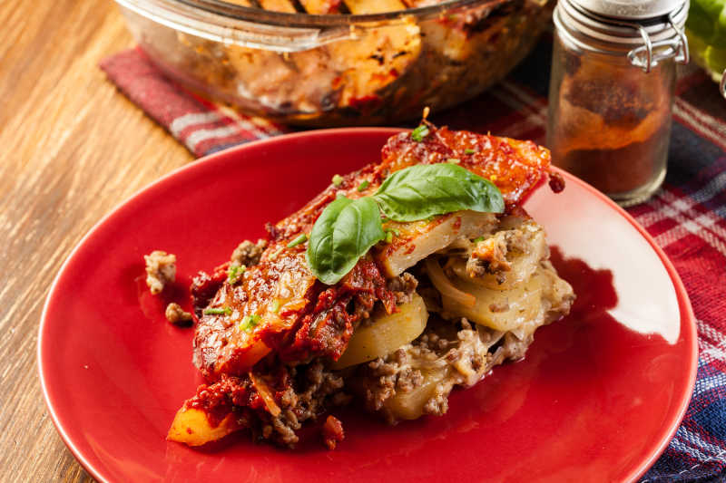 装在红色盘子里的肉