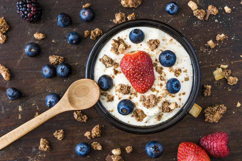 蓝莓加草莓加巧克力酸奶