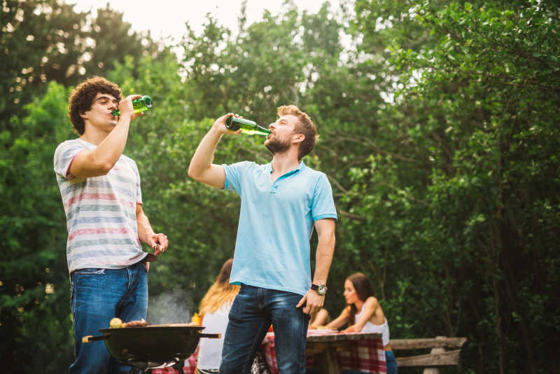 和朋友一起烧烤喝酒