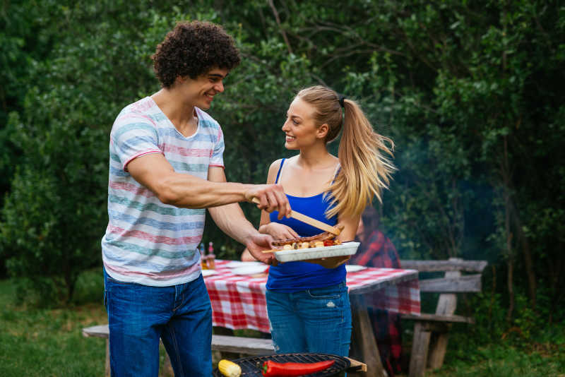 花时间在一起烧烤的男女