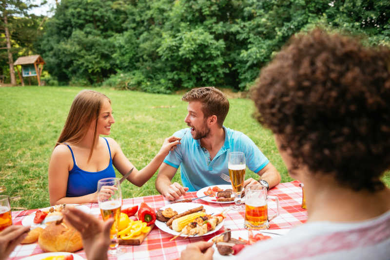 享受野外聚餐的情侣