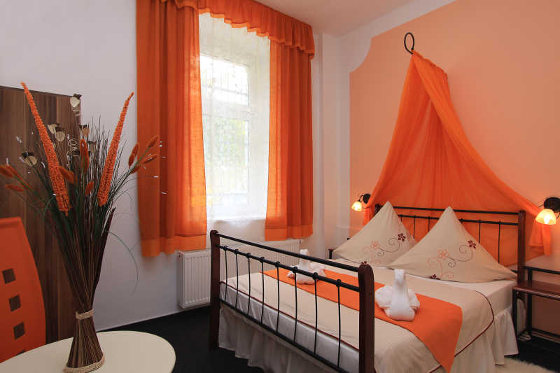 橙色风格房间