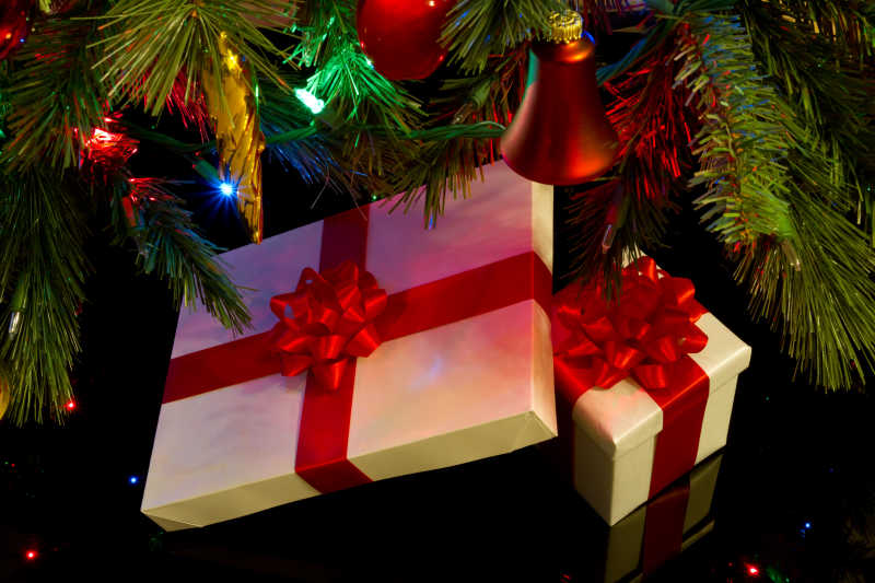 礼物和圣诞树